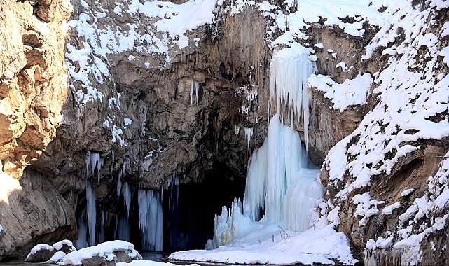 Ağrı Diyadin'de murat nehri buz tuttu